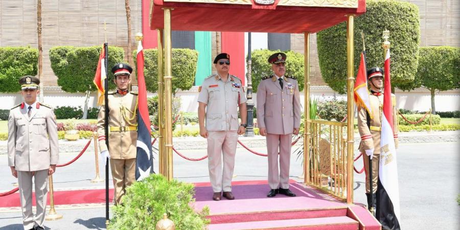الفريق أحمد خليفة رئيس الأركان يلتقى رئيس أركان القوات البرية بالجيش الليبى - الكويت الاخباري