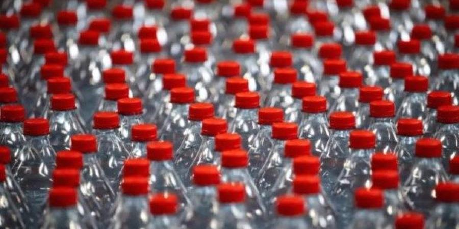 مفاجأة صادمة: المشروبات في زجاجات زجاجية أكثر تلوثًا بالبلاستيك الدقيق - الكويت الاخباري