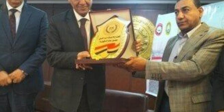 «عهد جديد لوطن يستحق».. إحياءً لذكرى ثورة 30 يونيو الغرفة التجارية بالدقهلية وإعلام المنصورة تستضيفان النائب والإعلامي مصطفى بكري - الكويت الاخباري
