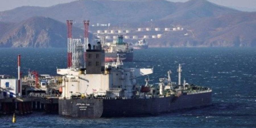 النفط يستقر في نهاية أسبوع مضطرب مع تحول التركيز إلى التعريفات الجمركية - الكويت الاخباري