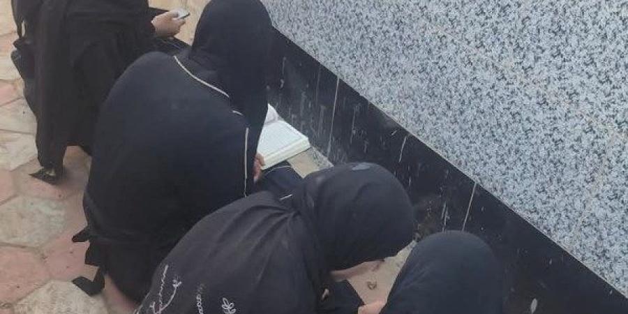 فتيات كفر السنابسة ينظمون حلقة لقراءة القرآن أمام مقابر ضحايا الطريق الإقليمي - الكويت الاخباري