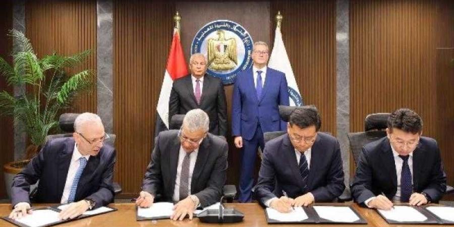 وزير البترول ومحافظ الوادى الجديد يشهدان توقيع العقود النهائية لبدء تنفيذ مجمع إنتاج حامض الفسفوريك بالوادى الجديد - الكويت الاخباري