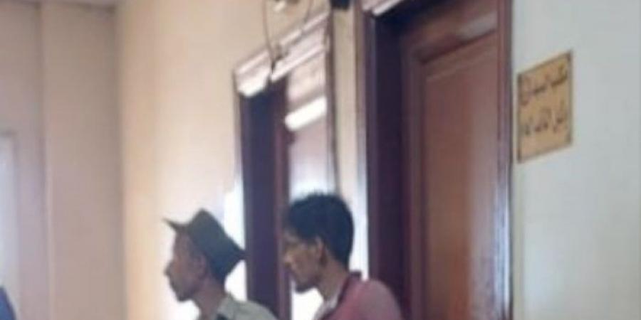و أمرت النيابة العامة بحبس مالك السيارة المتسببة في حادث الطريق الإقليمي بمحافظة المنوفية لتمكينه المتهم من قيادتها رغم علمه بعدم حيازته رخصة تجيز له قيادة تلك المركبة. جاء ذلك في إطار التحقيقات التي تجريها النيابة العامة في الحادث المروري المروع الذي وقع أعلى الطريق الإقليمي بدائرة مركز أشمون بمحافظة المنوفية، وأسفر عن وفاة تسعة عشر مواطنًا وإصابة ثلاثة آخرين أثناء توجههم إلى أعمالهم. وقد أسفرت التحقيقات عن ثبوت قيام مالك السيارة بتمكين المتهم مرتكب الحادث من قيادتها، رغم علمه بعدم حيازته رخصة تجيز له ذلك، الأمر الذي يشكل مخالفة لأحكام المادة (٨١ مكرر/٣) من قانون المرور. وعلى ذلك أصدرت النيابة العامة قرارها بحبس مالك السيارة احتياطيًا على ذمة التحقيقات. وتؤكد النيابة العامة أنها مستمرة في استكمال إجراءات التحقيق، وستعلن عن نتائجها فور الانتهاء منها. - الكويت الاخباري