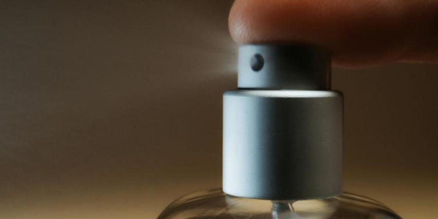 لماذا يجب تجنب رشّ العطر قبل ركوب الطائرة؟ إليك أهم نصائح الخبراء - الكويت الاخباري