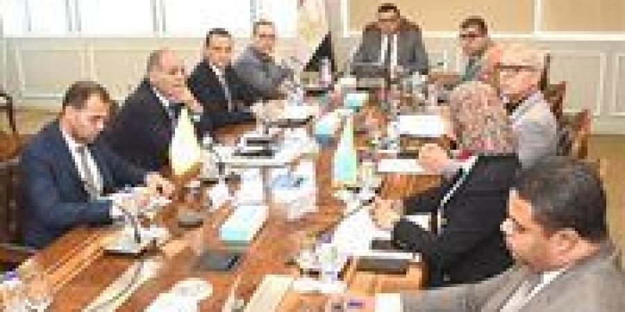 وزير الإسكان يتابع سير العمل بالمشروعات التنموية الجاري تنفيذها بمدينة السويس الجديدة - الكويت الاخباري