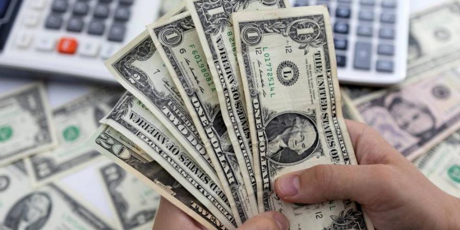 الدولار يحوم حول أدنى مستوى في 3 سنوات ونصف السنة - الكويت الاخباري