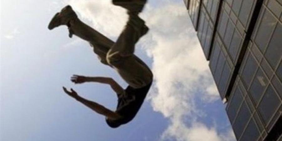دفن جثة شاب سقط من الطابق الرابع بحدائق أكتوبر - الكويت الاخباري