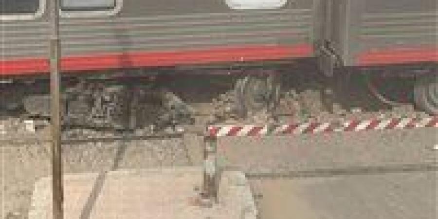 بدء أعمال رفع قطار القاهرة - الإسكندرية بعد خروجه عن القضبان - الكويت الاخباري