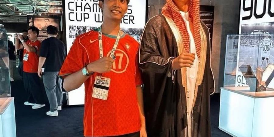 إقبال كبير لرؤيته.. تمثال لرونالدو بالزي العربي في هونغ كونغ (صورة) - الكويت الاخباري