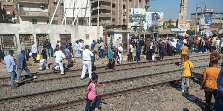 مصرع سيدة وإصابة شقيقتها بسبب اصطدام القطار بهما في المنوفية - الكويت الاخباري