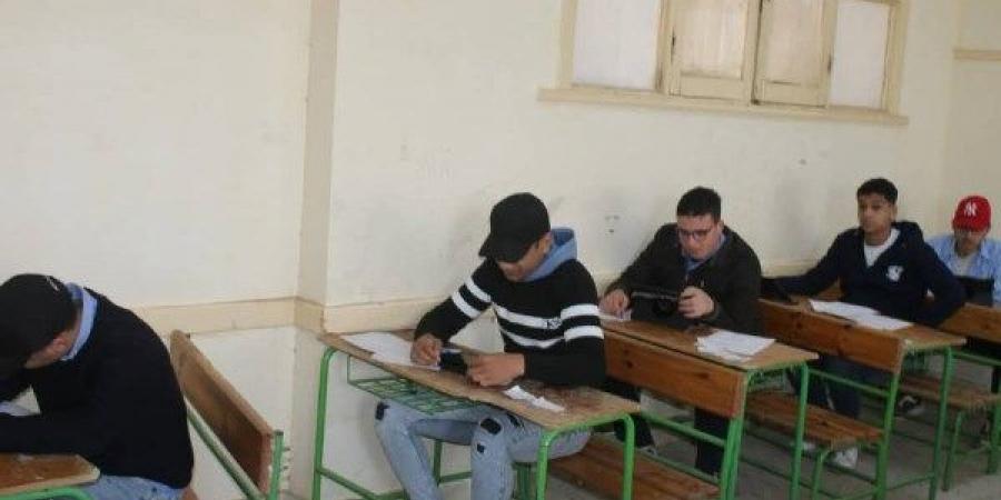 بعد رفع العربة الخارجة عن القضبان.. عودة حركة القطارات لخط القاهرة الإسكندرية - الكويت الاخباري