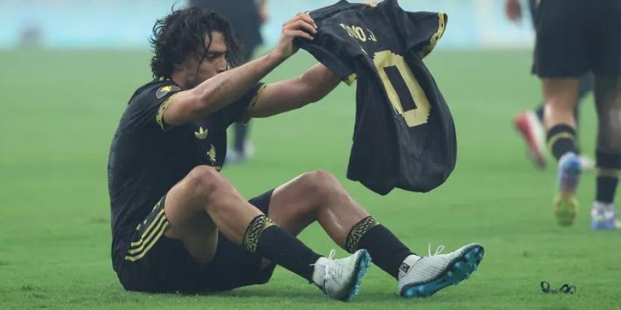 مهاجم المكسيك يكرّم ديوجو جوتا في نهائي الكأس الذهبية فيديو - الكويت الاخباري