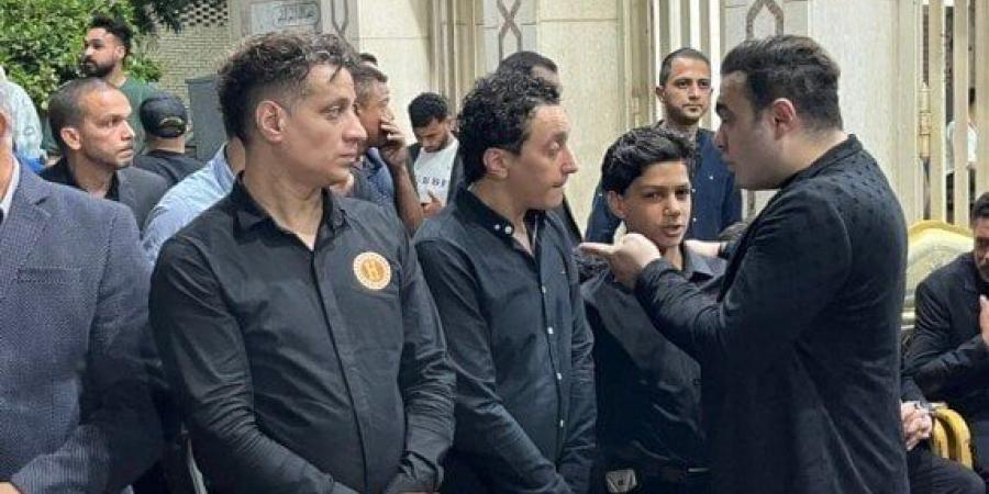 انهيار نجل أحمد عامر خلال عزاء والده «صور» - الكويت الاخباري