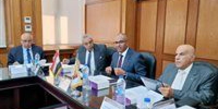 نائب وزير الإسكان يعقد اجتماعًا مع اللجنة التنسيقية العليا لتحديث أكواد مياه الشرب والصرف الصحي - الكويت الاخباري