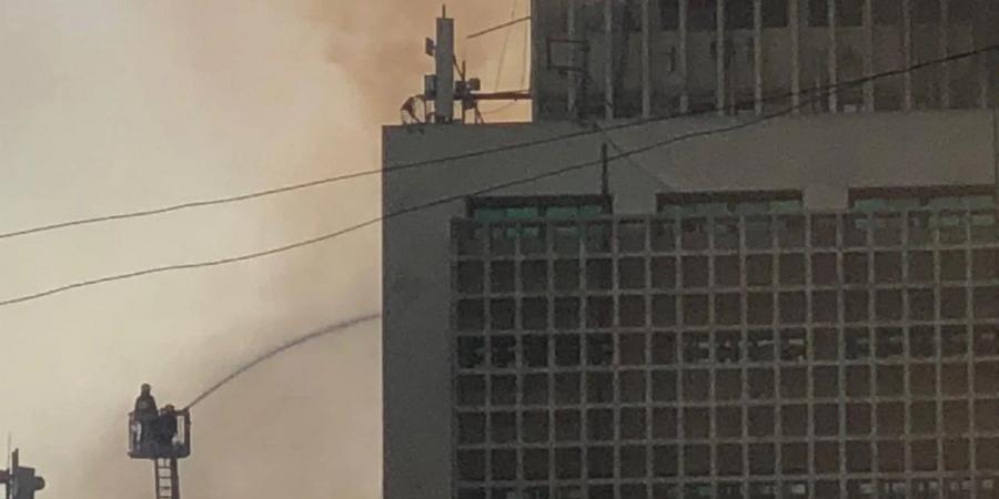 رجال الحماية المدنية يواصلون عمليات التبريد لحريق مبنى سنترال رمسيس - الكويت الاخباري