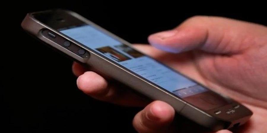 حكم تجسس أحد الزوجين على هاتف الآخر .. الإفتاء توضح - الكويت الاخباري