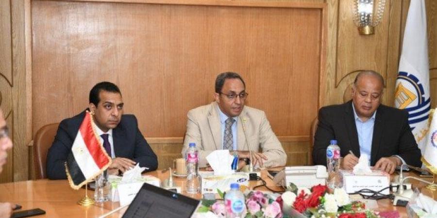 محافظ قنا يستقبل فريق مشروع «حيّنا» لمتابعة مستجدات الإدارة المالية العامة والبنية التحتية - الكويت الاخباري