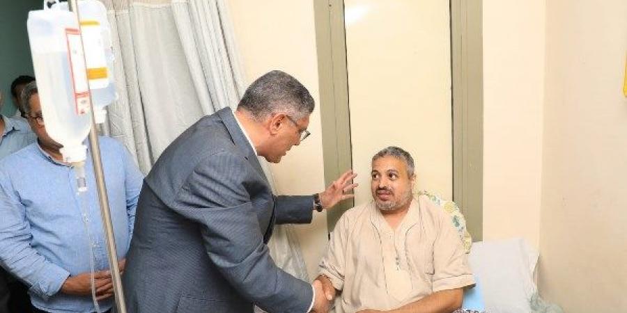 محافظ الجيزة يطمئن على حالة شهاب عبدالعزيز بطل واقعة إنقاذ فتاة المنيب - الكويت الاخباري
