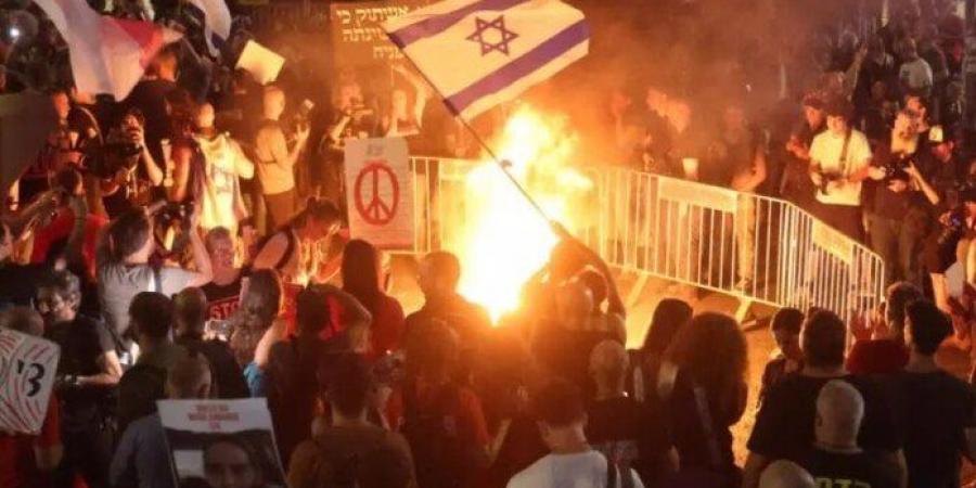 متظاهرون يضرمون النيران قرب مقر حزب نتنياهو - الكويت الاخباري