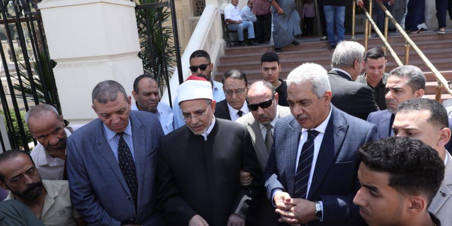 سلامة داود يؤم المصلين بصلاة الجنازة على رئيس هيئة التمريض بمستشفى سيد جلال - الكويت الاخباري
