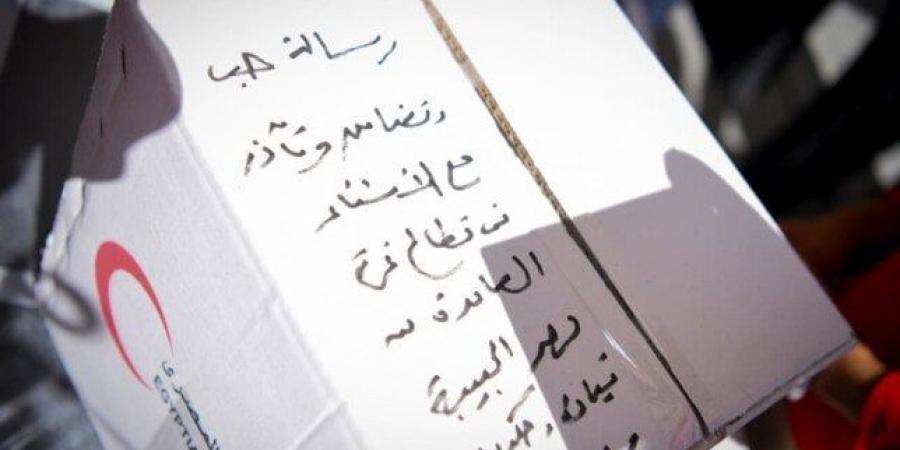 وزير الخارجية يوجه رسالة تضامن إلى غزة على أحد الصناديق المهداة للشعب الفلسطيني - الكويت الاخباري