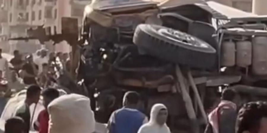 مصرع 3 أشخاص وإصابة 6 في حادث تصادم بمدخل شق التعبان بـ طرة.. صور - الكويت الاخباري