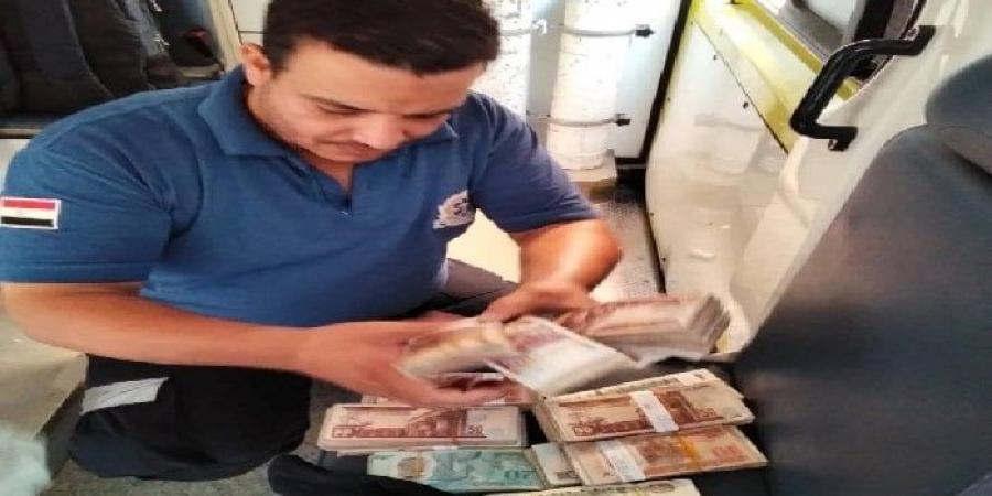 مسعف وسائق يعثران على 1.5 مليون جنيه أثناء نقل مصابة ببني سويف ويسلمانه للأمانات - الكويت الاخباري