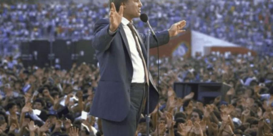 ماذا تعرف عن الرجل الذي آمَنَ على يديه الآلاف وألحد على يديه الآلاف؟ - الكويت الاخباري