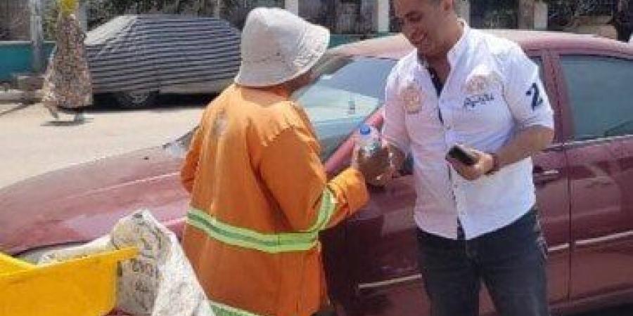 توزيع مياه باردة على عمال النظافة.. لفتة إنسانية من رئيس مدينة بنها - الكويت الاخباري