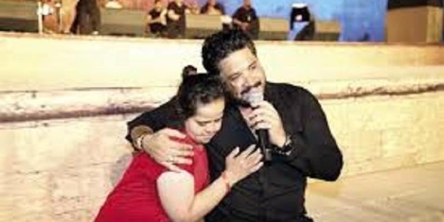 مصطفى حجاج يخطف الانظار مع طفل من ذوي الهمم في مهرجان القلعة - الكويت الاخباري