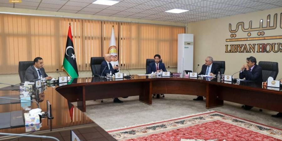 بنغازي | المركزي يتعهد بحل أزمة السيولة في أكتوبر والنواب يؤكدون على توحيد المؤسسات - الكويت الاخباري