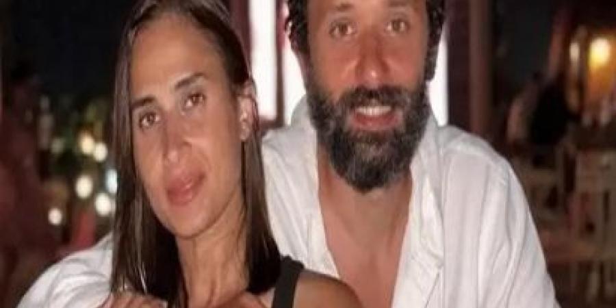 كريم محمود عبد العزيز يفاجئ زوجته آن رفاعي على الهواء ويدعمها - الكويت الاخباري
